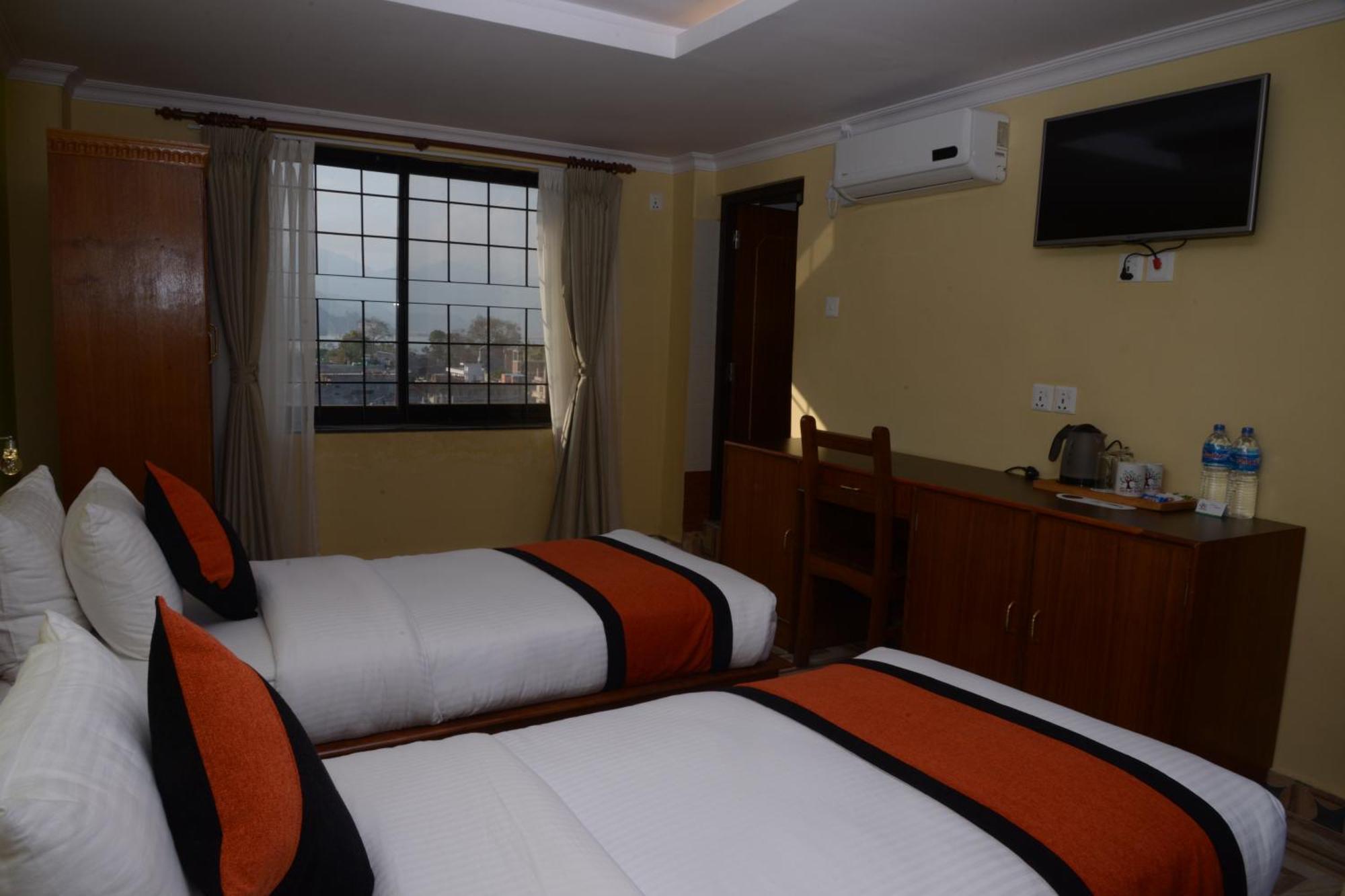 Hotel Raniban Arcade Pokhara Extérieur photo