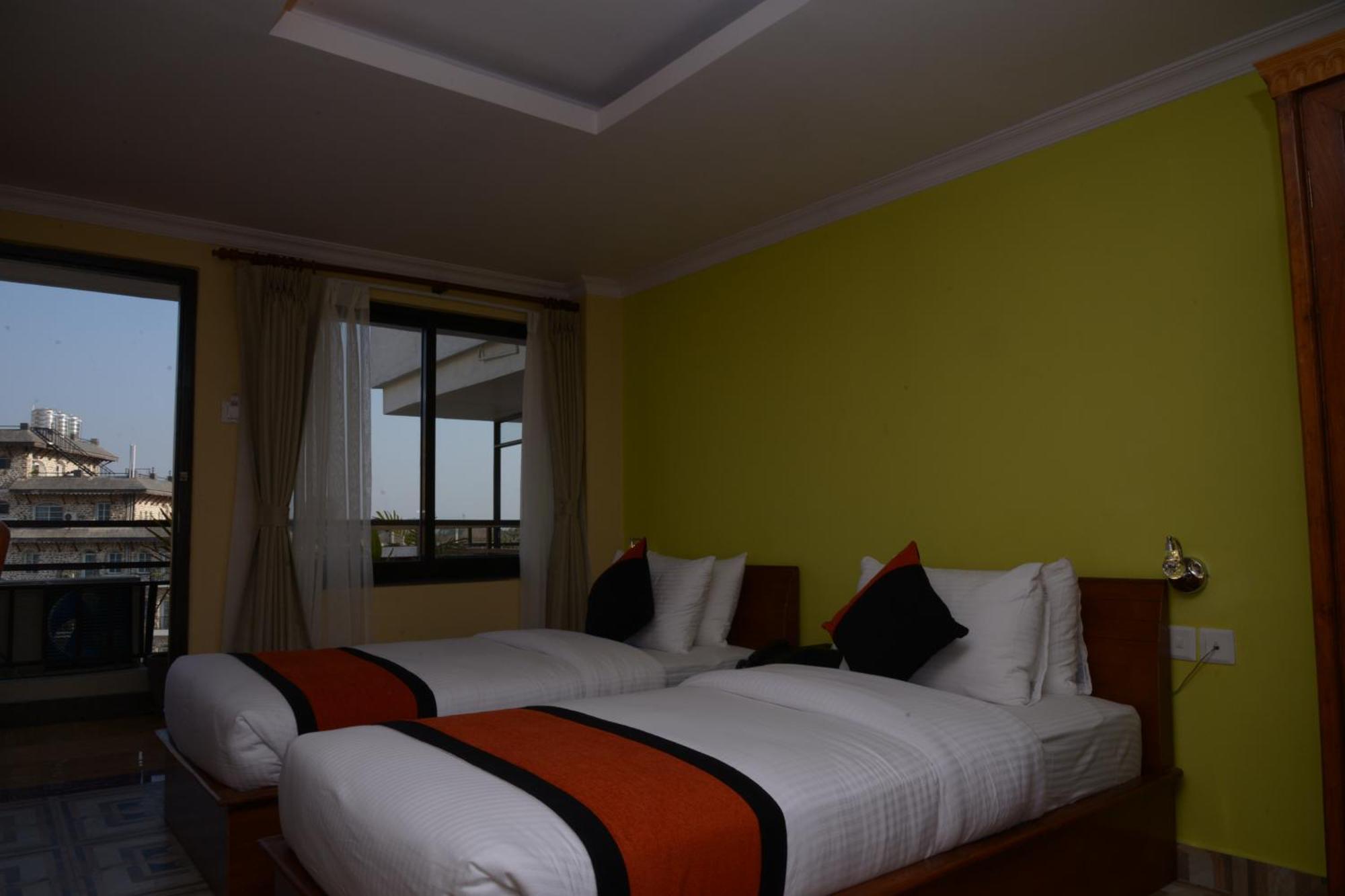Hotel Raniban Arcade Pokhara Extérieur photo